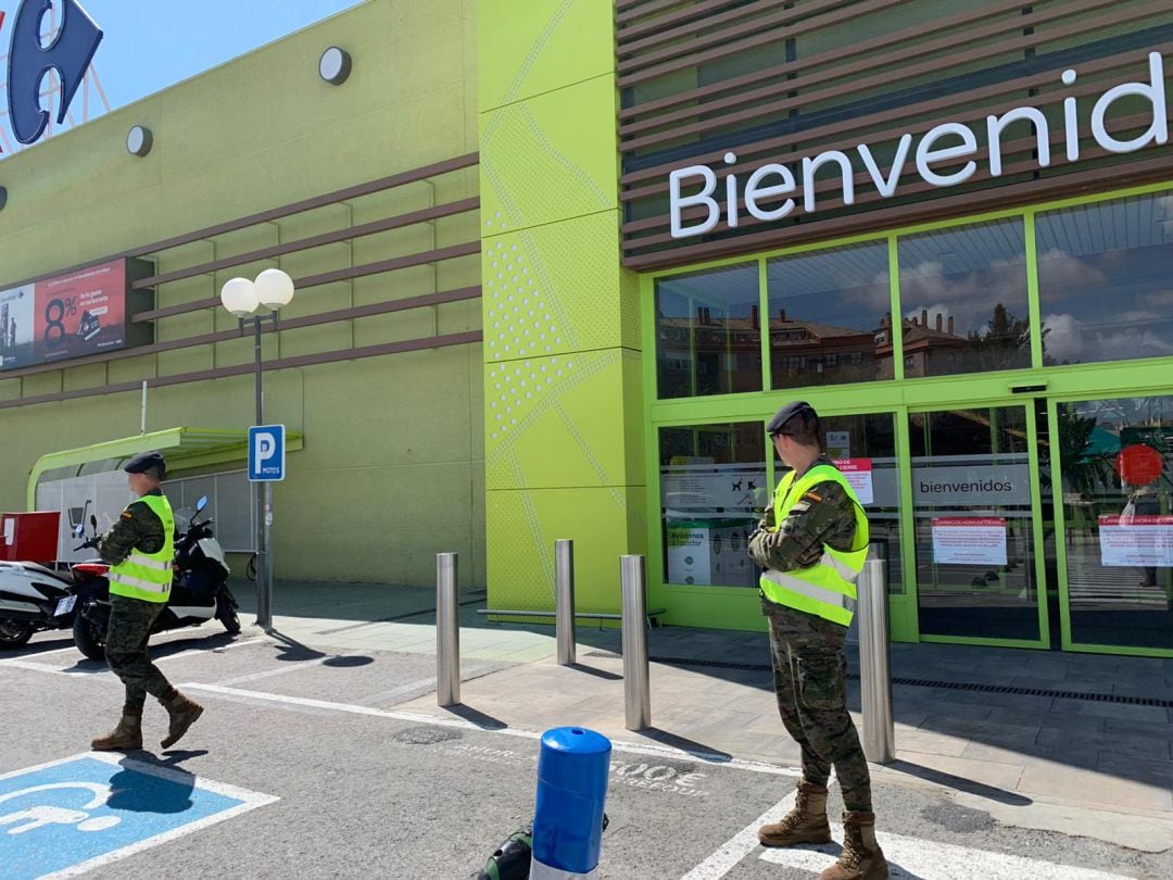 Militares del Ejército de Tierra a las puertas de Carrefour Úbeda