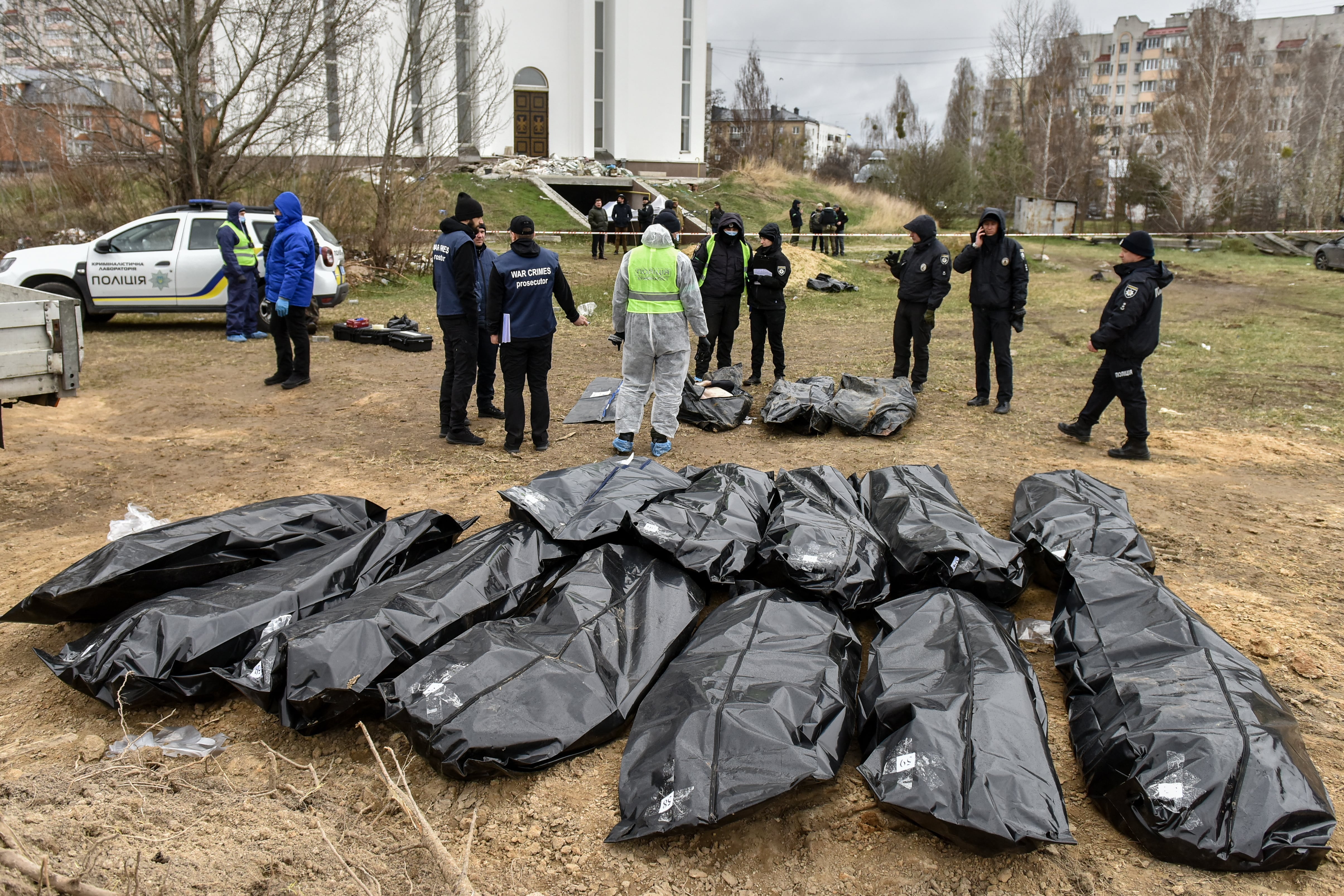 Cadáveres extraídos de la fosa común en la ciudad de Bucha (Kiev)