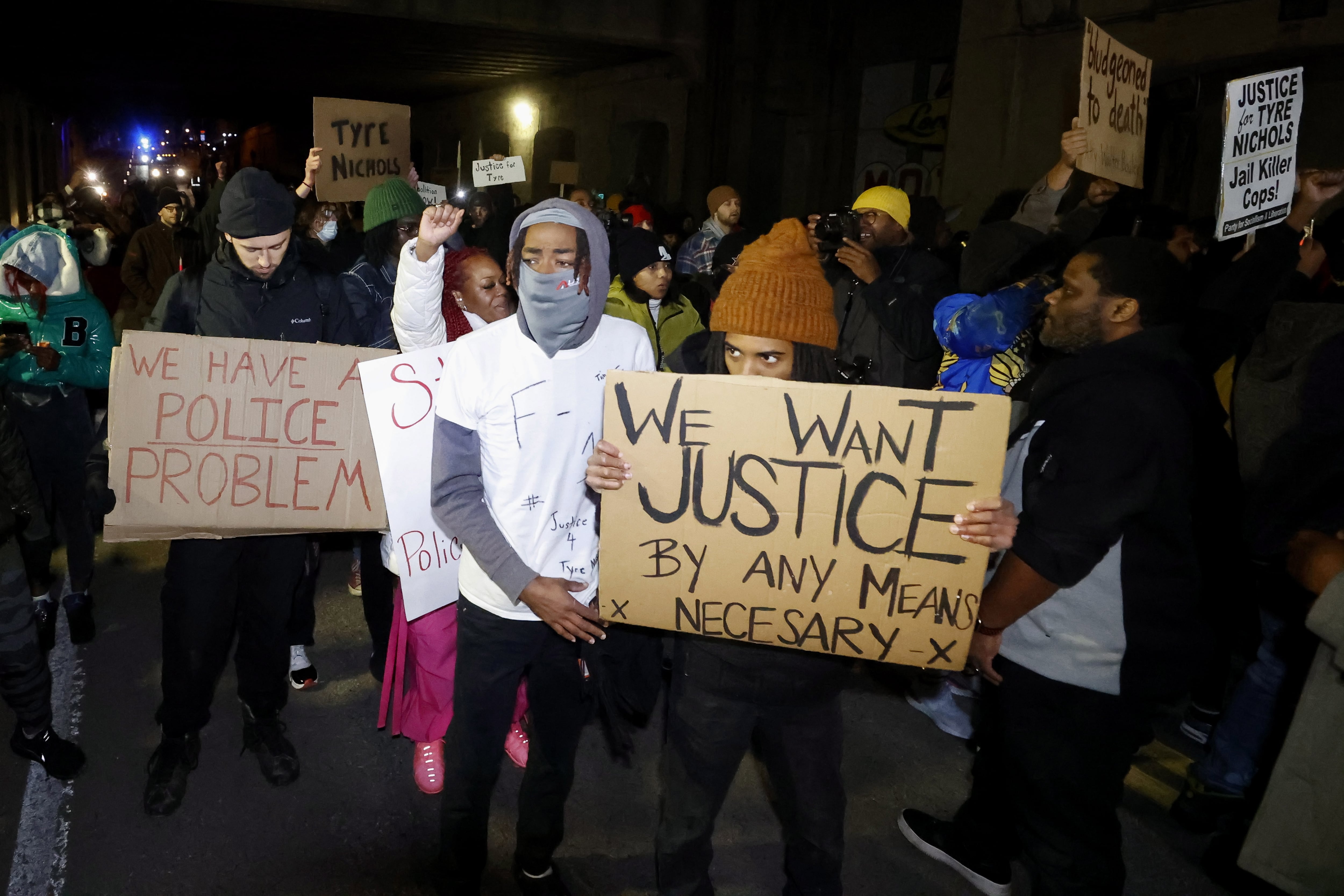 Memphis (United States), 28/01/2023.- People gather for a protest following the release of video footage showing the encounter earlier this month between Tyre Nichols, 29, and five Memphis police officers which resulted in Nichols&#039; beating and subsequent death, in Memphis, Tennessee, USA, 27 January 2023. Nichols, who was stopped by Memphis police on 7 January 2023 for reckless driving, died three days after the incident from injuries sustained when the officers involved, who have all been fired and charged with murder, beat him after his arrest. (Protestas, Incendio, Estados Unidos) EFE/EPA/TANNEN MAURY
