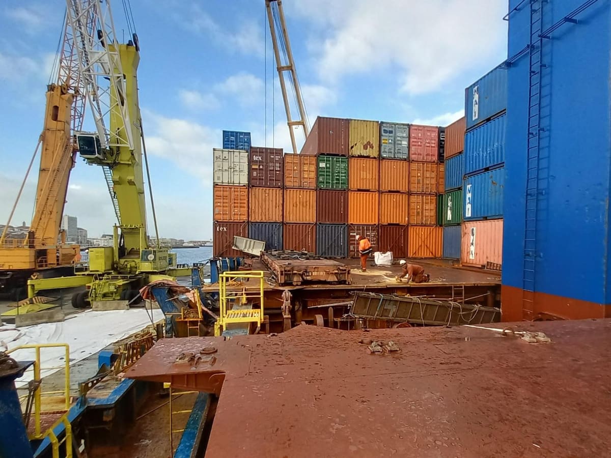 Culmina con éxito en el Puerto de Vigo la compleja operativa del buque María Francisca