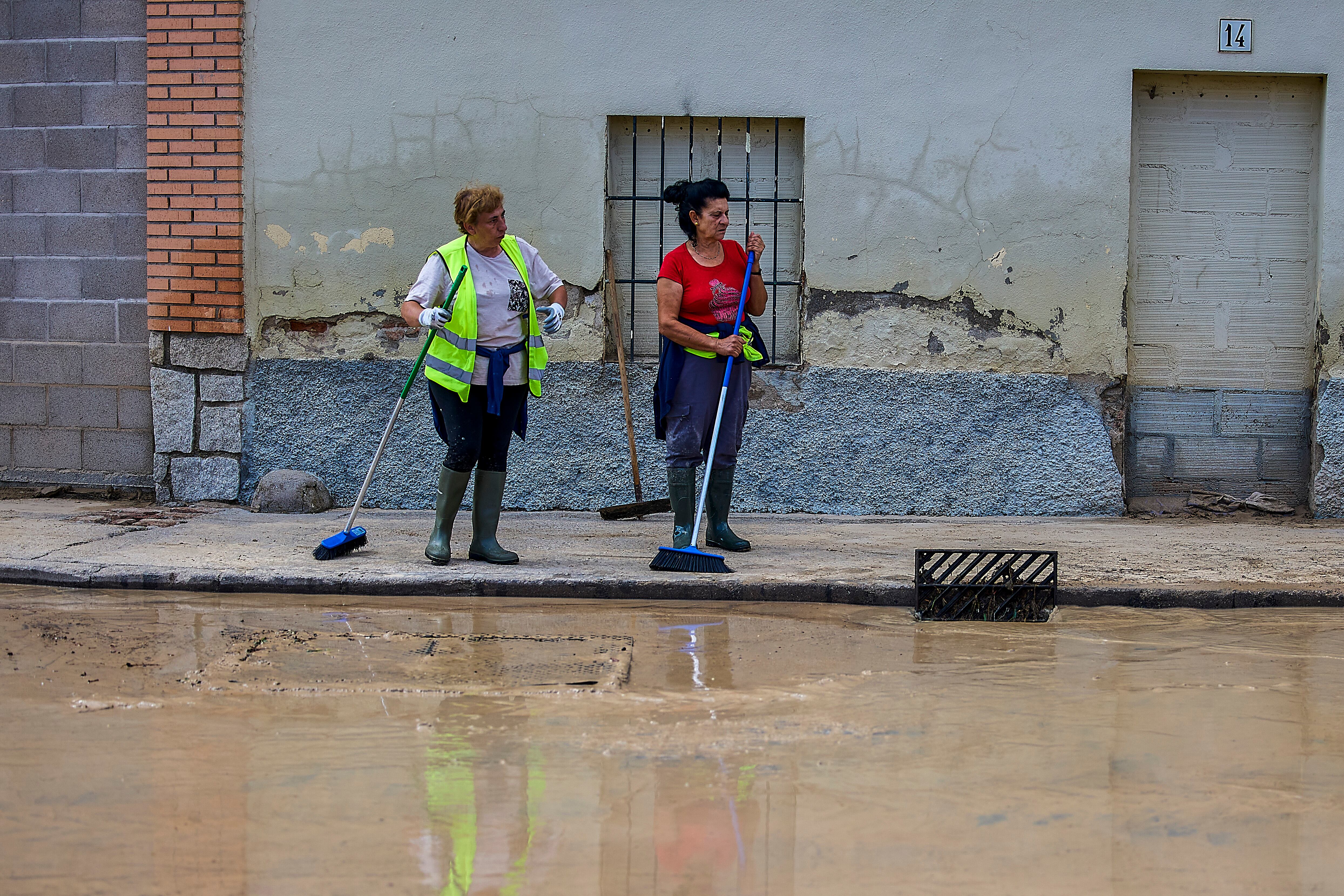 CEBOLLA (TOLEDO), 30/05/2023.- Vecinos del municipio de Cebolla (Toledo) llevan a cabo labores de limpieza tras las inundaciones provocadas por el desbordamiento del arroyo Sangüesa, este martes. Las precipitaciones que se vienen registrando desde hace unos días en Castilla-La Mancha dejan ya registros superiores a los 100 litros por metro cuadrado (l/m2) en puntos de las provincias de Ciudad Real, Albacete y Toledo. EFE/ Manu Reino
