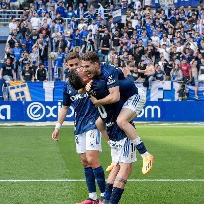 Manu Vallejo celebra un gol con el Oviedo