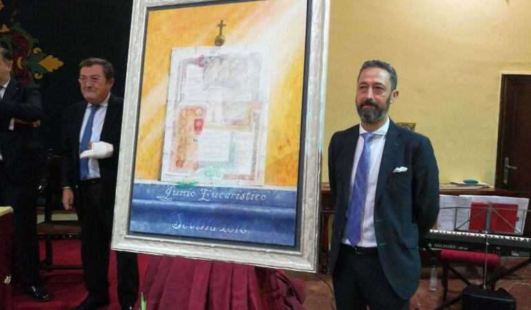 El presidente del Consejo, Joaquín Sainz de la Maza, a la izquierda, y José María Pedernal, junto al cartel del Junio Eucarístico