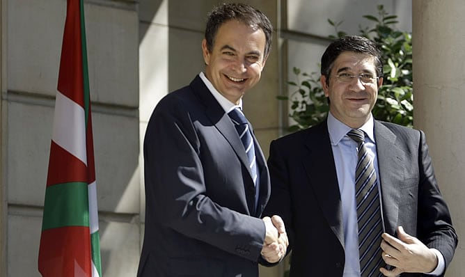 En la imagen, el presidente del Gobierno, José Luis Rodríguez Zapatero, recibiendo al <i>lehendakari</i>, Patxi López.