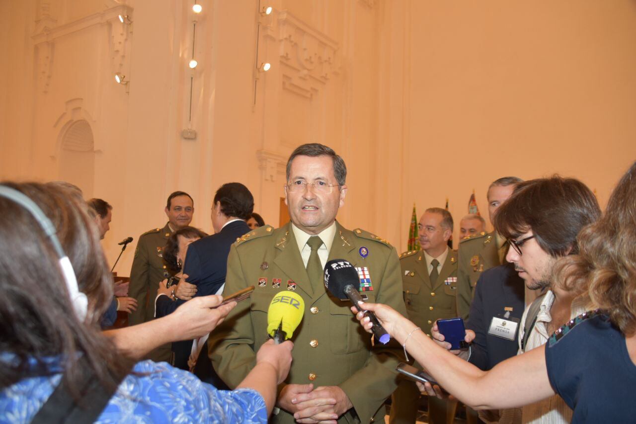 Acto de distinción con la Cruz al Mérito Militar con distintivo blanco al rector de la Universidad de Córdoba por parte del Jefe del Estado Mayor del Ejército, Amador Enseñat