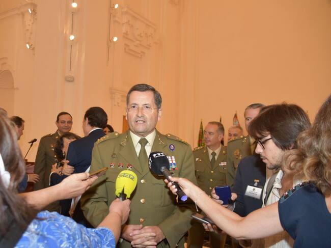 Acto de distinción con la Cruz al Mérito Militar con distintivo blanco al rector de la Universidad de Córdoba por parte del Jefe del Estado Mayor del Ejército, Amador Enseñat