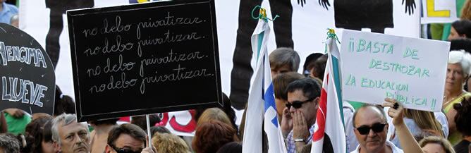 Pancartas durante la concentración de pofresores frente a la Consejería de Educación de Madrid