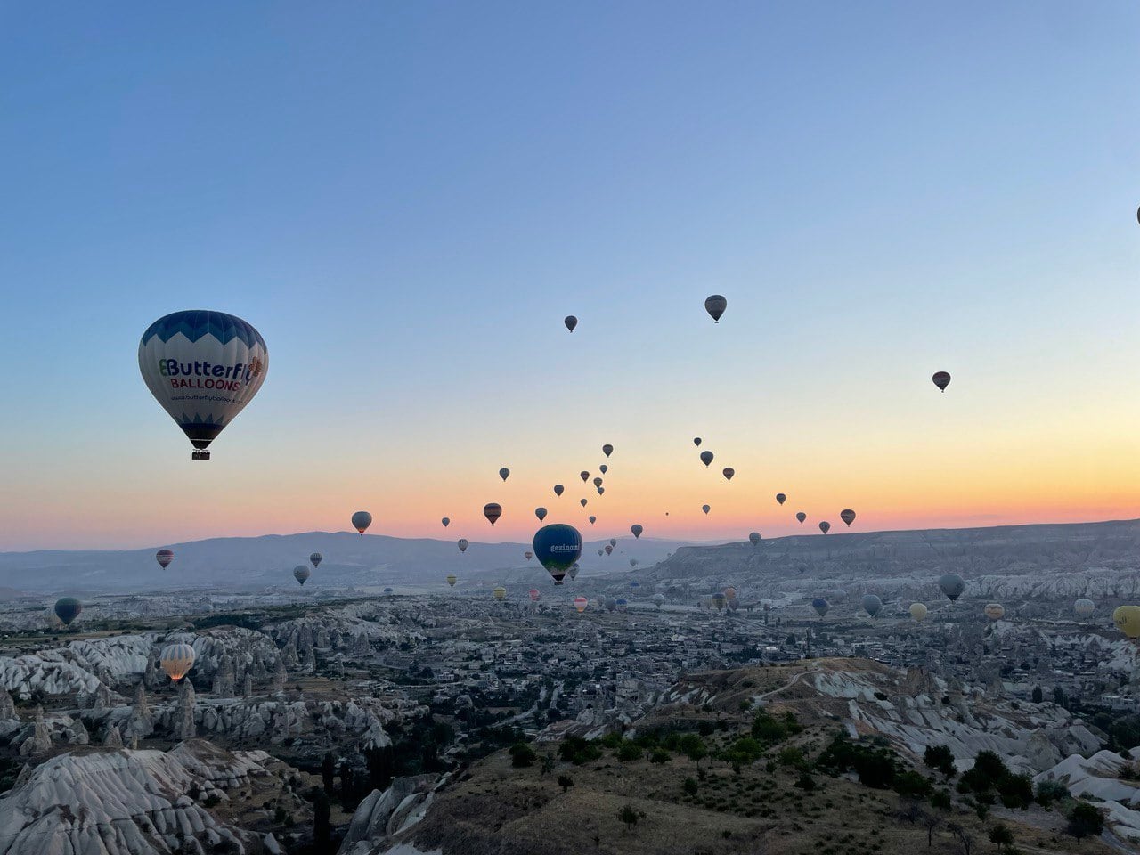 Decenas de globos sobrevuelan Göreme (Capadocia) al amenecer