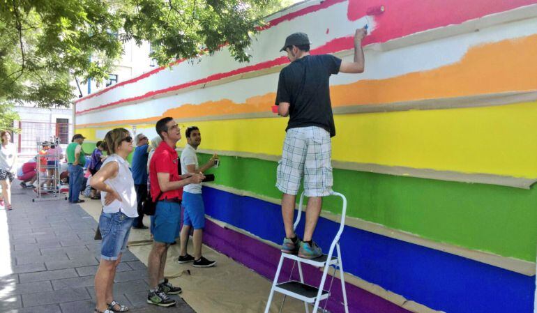 Varios vecinos han participado en la bandera arcoíris del museo del grafiti