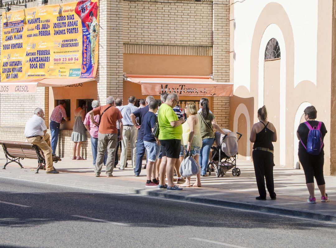 Aficionados haciendo cola el pasado verano para comprar entradas para la feria taurina