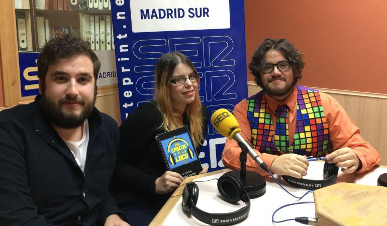 Adrián López, Anali Guerrero y Rafa Burgos (de izquierda a derecha), en los estudios de la radio.