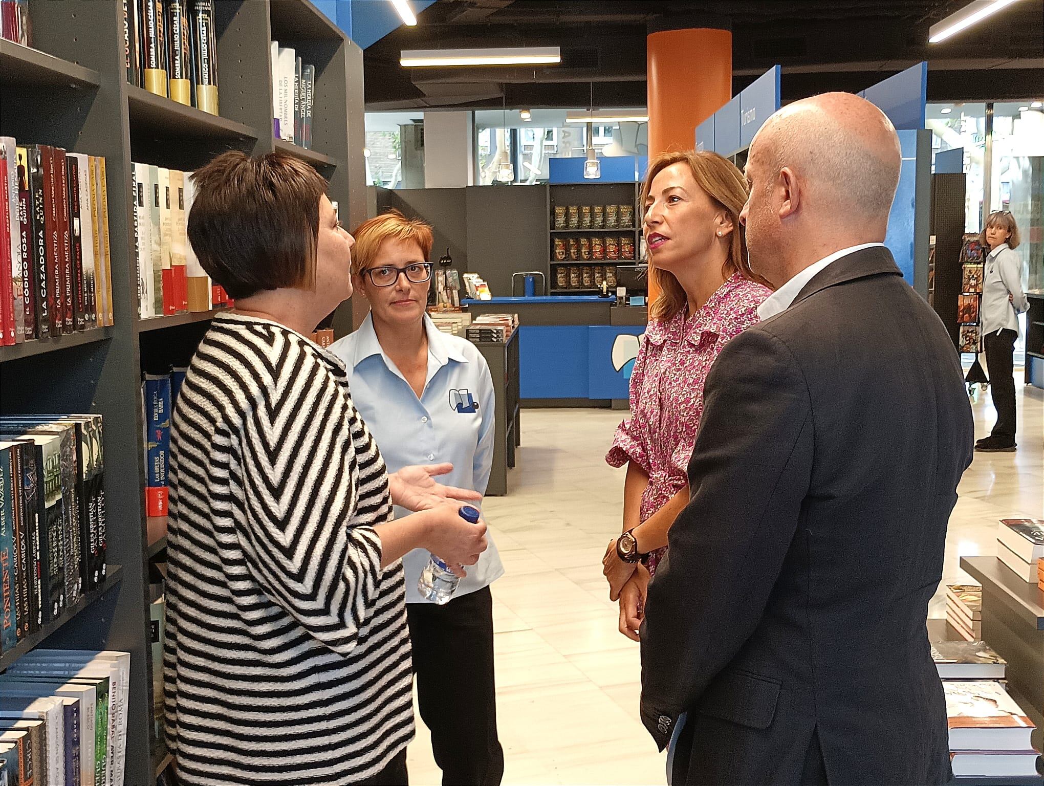 La alcaldesa de Zaragoza, Natalia Chueca y el teniente de alcalde de Economía, Carlos Gimeno en la librería General con motivo de la campaña especial de vuelta al cole de &quot;Volveremos&quot;