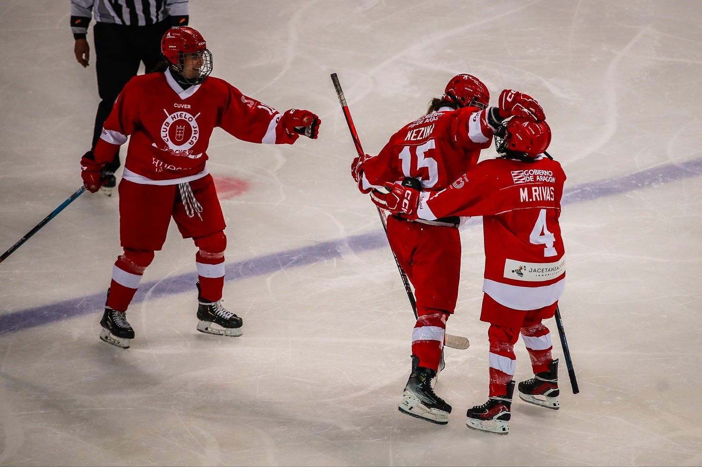 El equipo femenino del CH Jaca celebra uno de los goles al Txuri