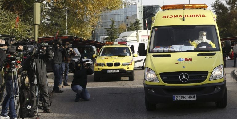 GRA087 MADRID, 21/11/2014.- La ambulancia que ha trasladado a la médico cooperante española que podría haberse contagiado de ébola en Malí abandona el Hospital Carlos III de Madrid después de que la cooperante haya ingresado en la misma planta en donde estuvieron la auxiliar de enfermería Teresa Romero y los religiosos Miguel Parajes y Manuel García Viejo. EFE/Chema Moya