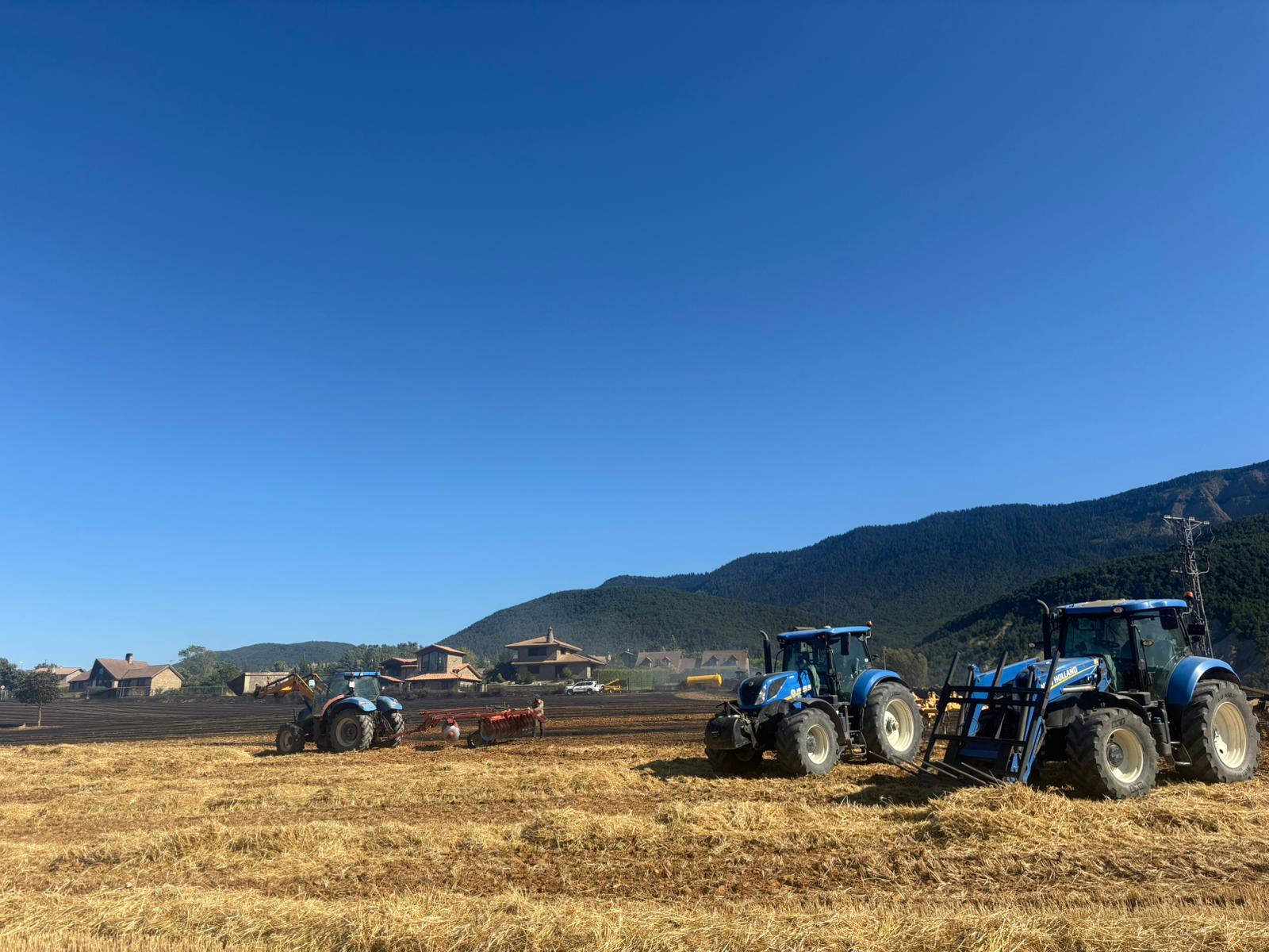 Los tractores labraron para hacer un cortafuegos