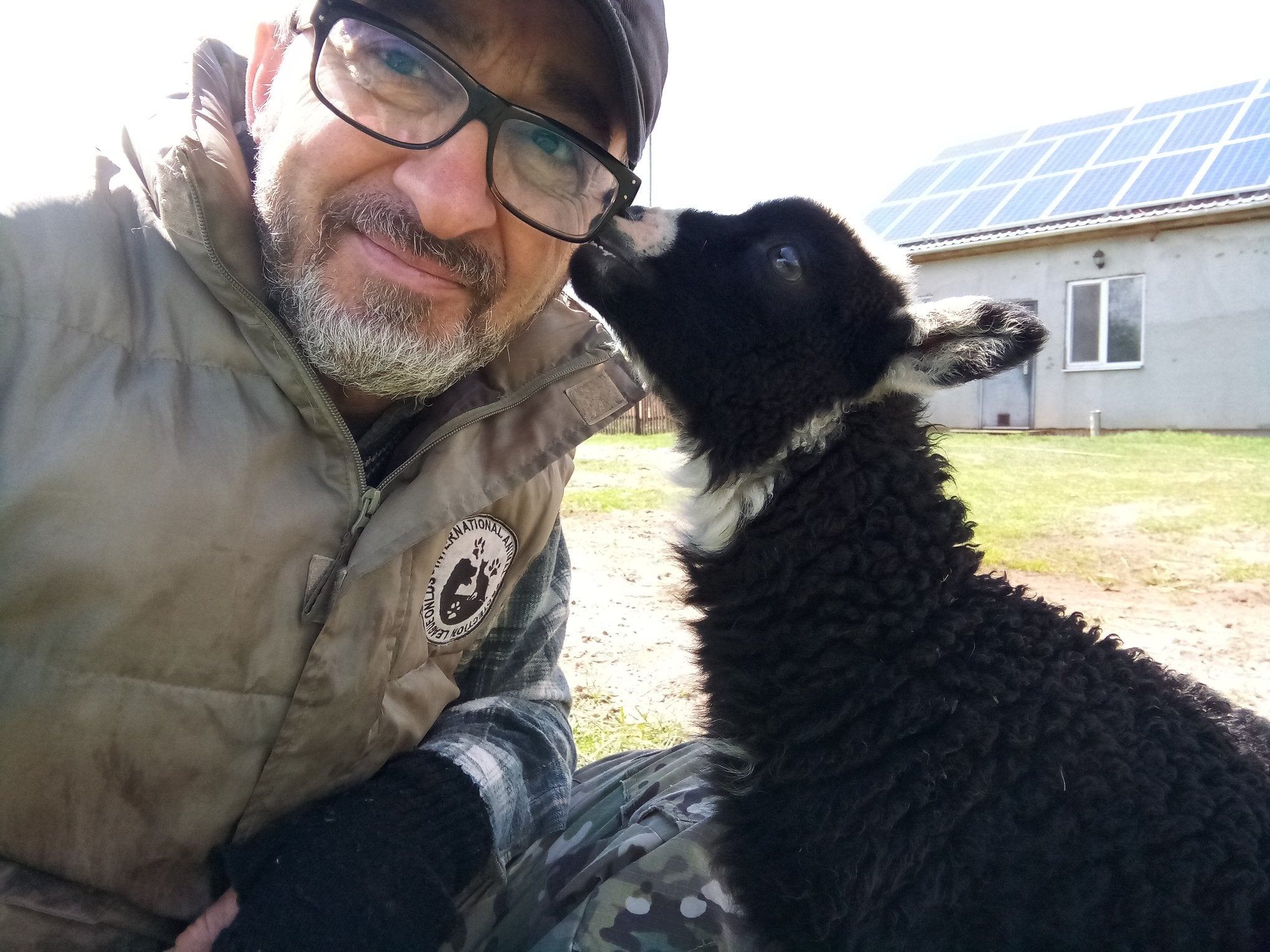 Andrea Cisternino en una foto que él mismo publicó en su Facebook anunciando que estaba dispuesto a morir antes que abandonar a sus animales