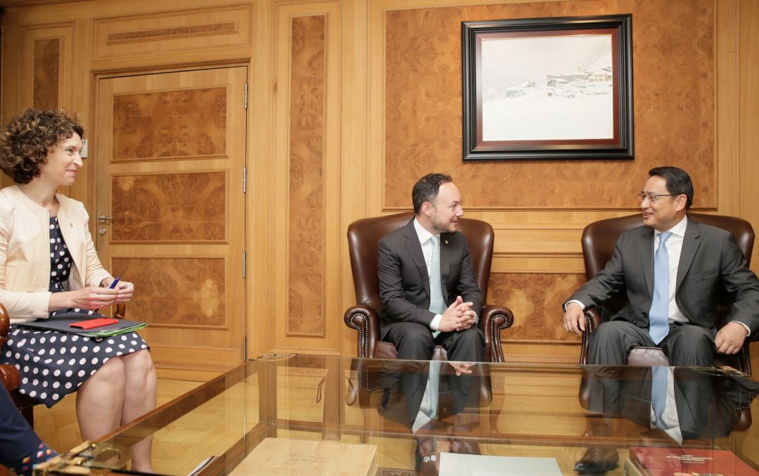 La ministra d'Afers Exterior, Maria Ubach, el cap de Govern, Xavier Espot i l'ambaixador de la Xina a Andorra, Lyu Fan.