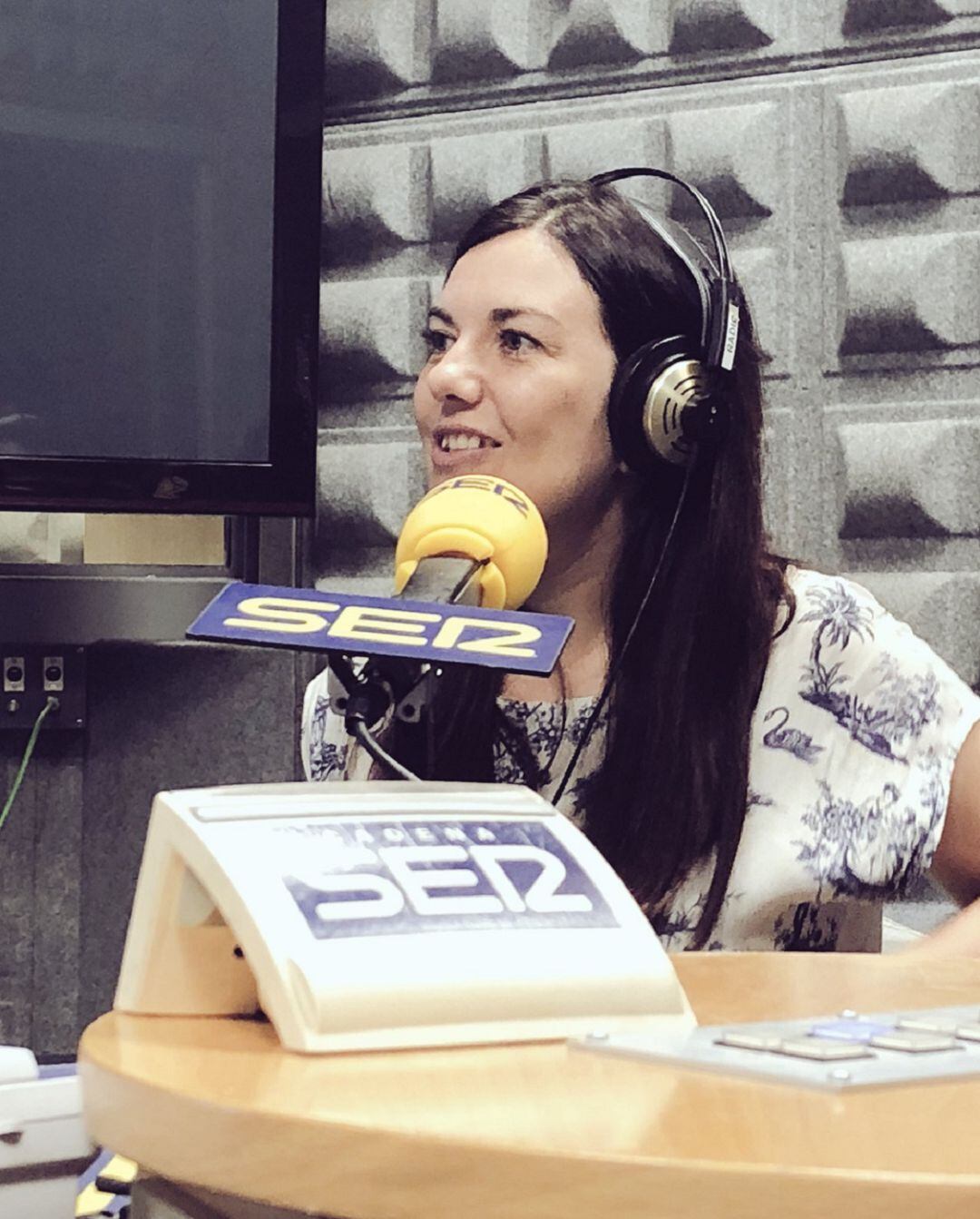 Ledicia Costas en los estudios de Radio Vigo