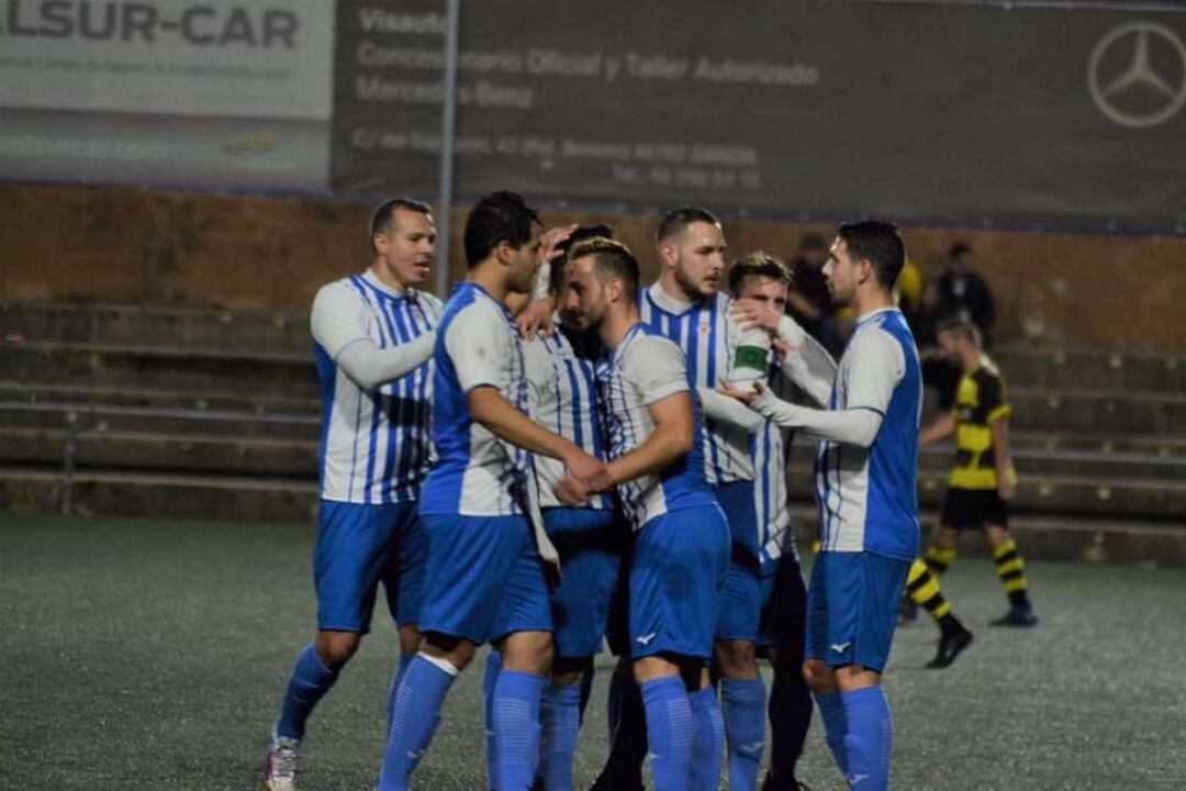 EL CF Gandia celebra un gol en el partido frente al Real de Gandia