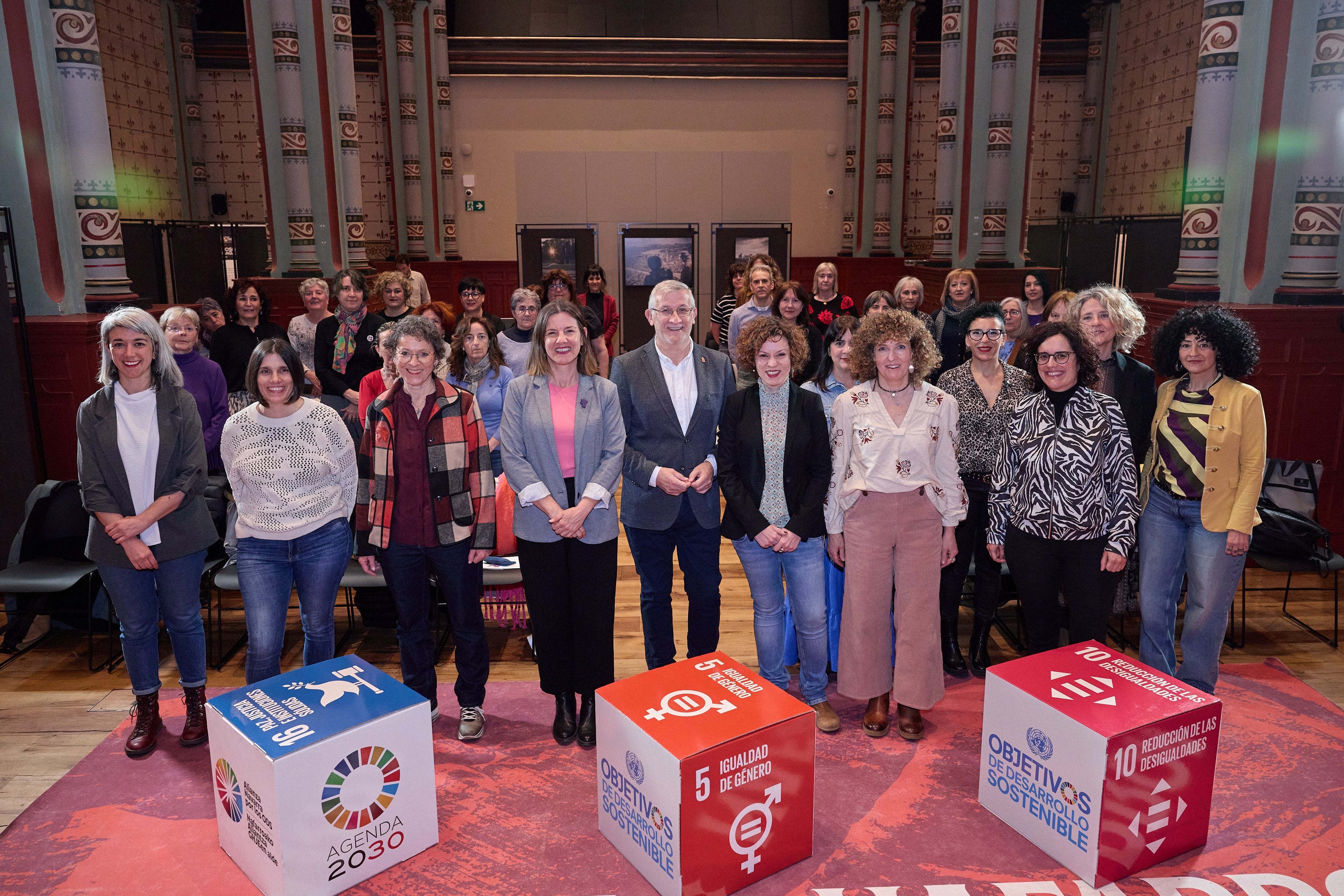El vicepresidente Taberna y Patricia Abad, junto a las ponentes y representantes políticas que se reúnen en el Foro de Mujeres Políticas