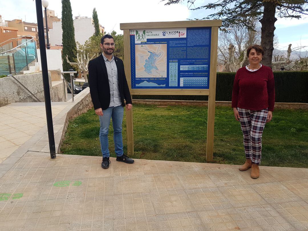 El alcalde de L&#039;Alcora, Samuel Falomir, y la concejala de Deportes, Ana Huguet, en la presentación de ruta saludable