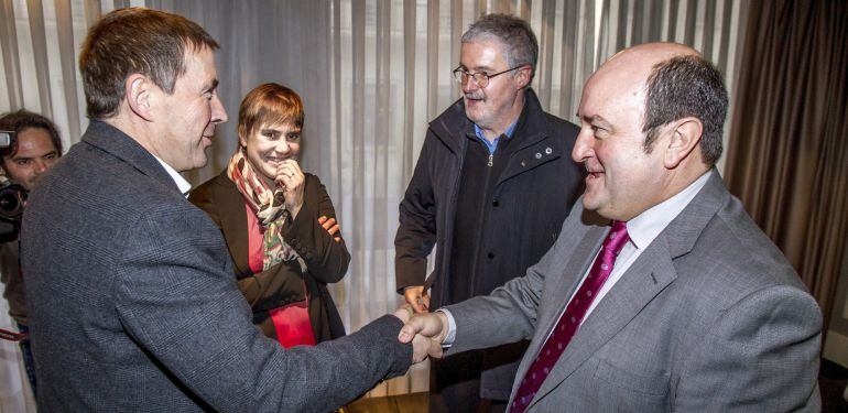  El presidente del PNV, Andoni Ortuzar, saluda al líder de la izquierda abertzale, Arnaldo Otegi, durante la comparecencia llevada a cabo en Bilbao