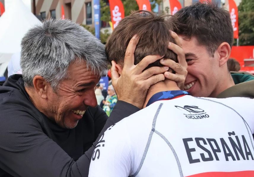 Héctor Álvarez felicitado por su hermano y su padre tras el subcampeonato de Europa conseguido en 2024