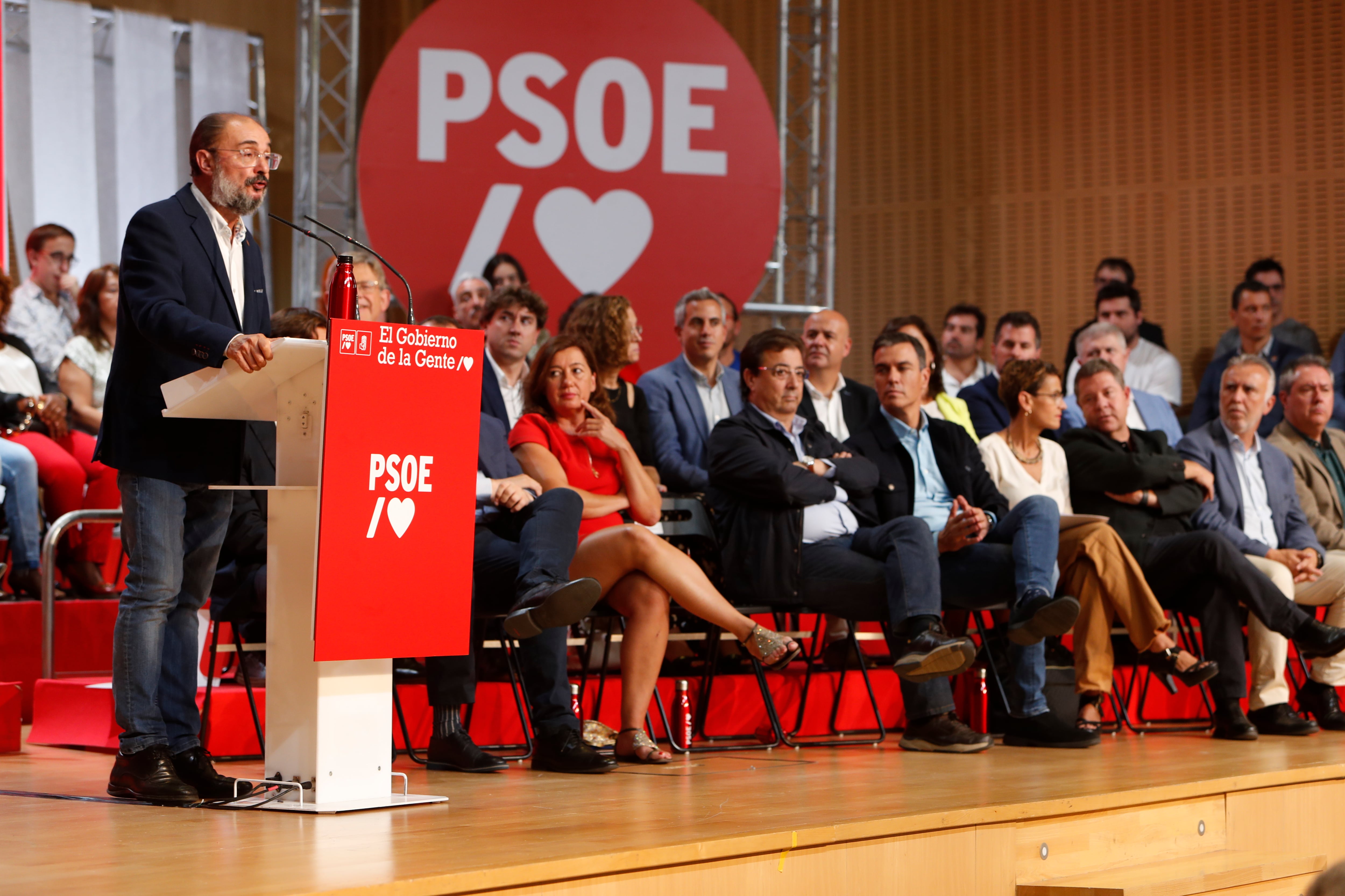 ZARAGOZA, 17/09/2022.-El presidente de Aragón, Javier Lambán (i), da un discurso durante la reunión del Consejo Político Federal del PSOE, este sábado, en Zaragoza. EFE/ Javier Belver
