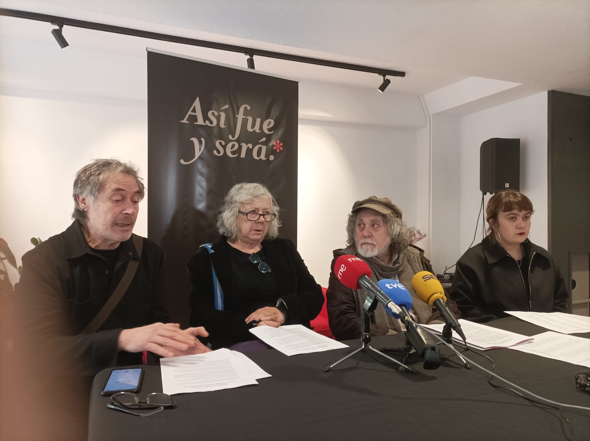 Momento previo a la lectura del manifiesto en la librería Matedero Uno de Oviedo En la foto: Adolfo Manzano, María Jesús Rodríguez, Áxel Nava y Aida Valdés