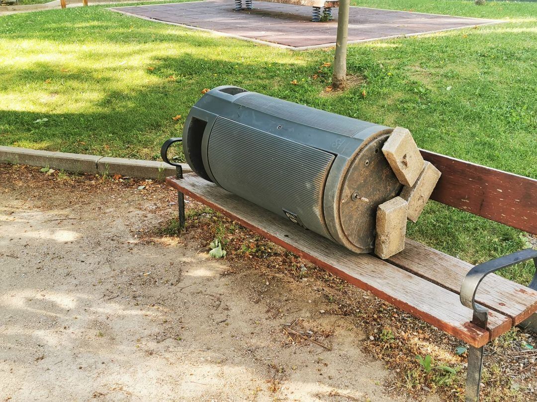 Papeñera arrancada en Azuqueca de Henares