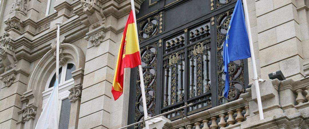Banderas a media asta en el Palacio Municipal de María Pita