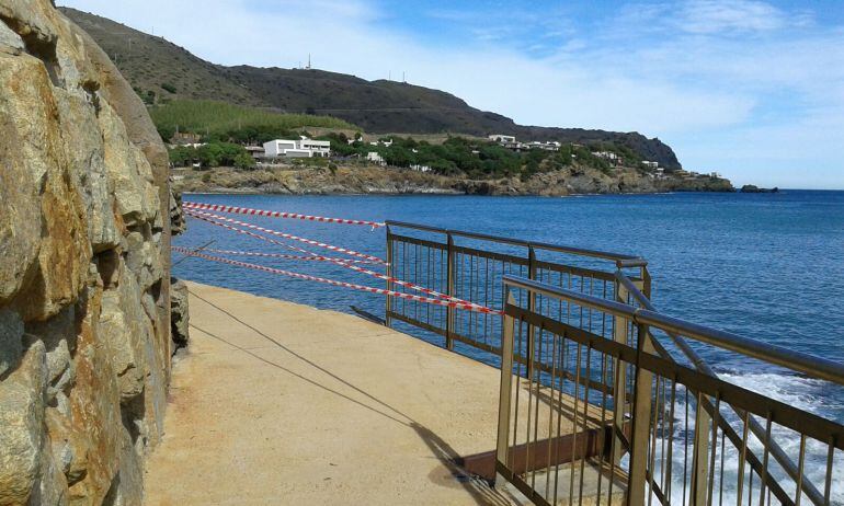 Imatge cedida a Ràdio Girona de les destrosses causades per la llevantada a la zona del passeig de Colera