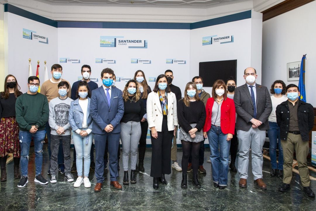 La consejera de Empleo, Ana Belén Álvarez, en un encuentro con los 17 empleados del programa en Santander junto a la alcaldesa, Gema Igual, el director del Encam, José Manuel Callejo, y el concejal de Empleo, Daniel Portilla.