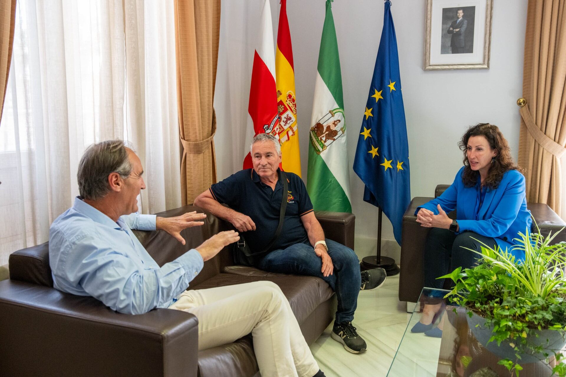 La alcaldesa felicita a Fulgencio Hernández por su nombramiento como seleccionador nacional de Dragon Boat.