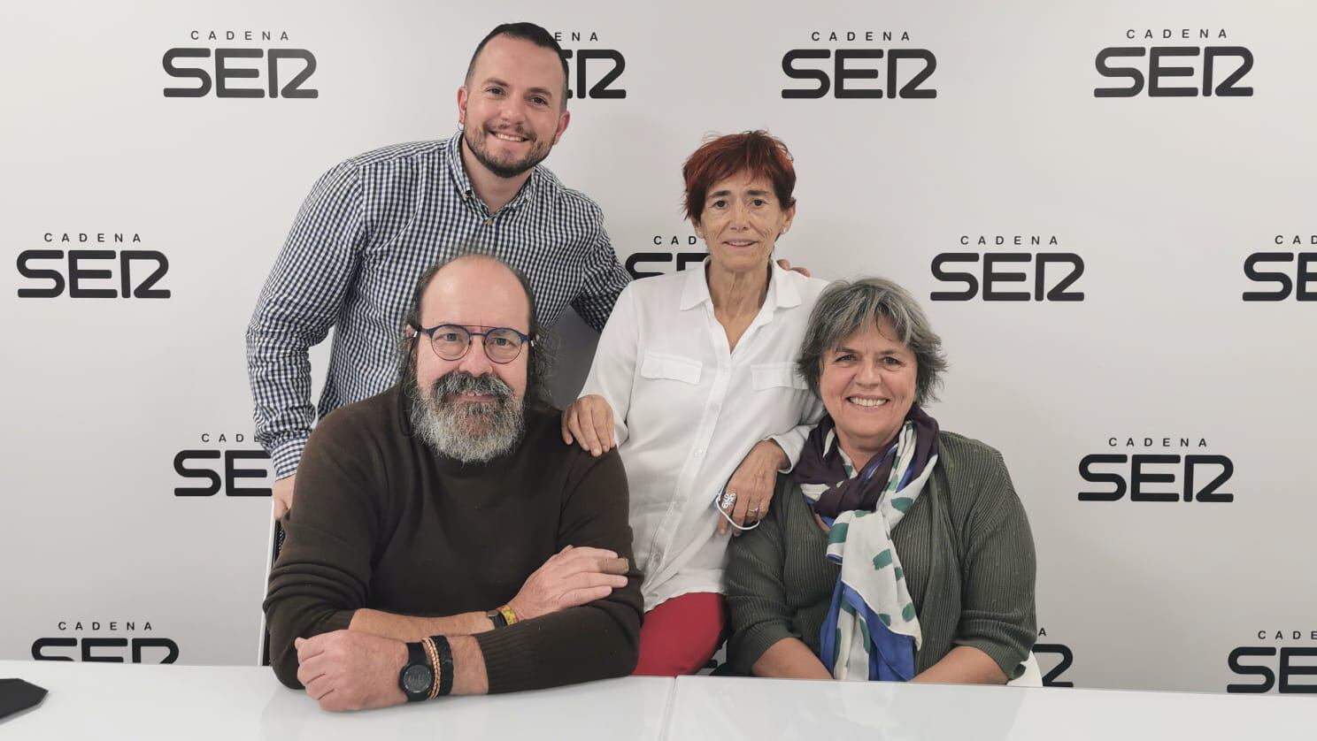 (De pie) Rafa Más, concejal de Compromís, y Marisa García, de Karam. (Sentados) David Manzanas, de Asociación Caminos. y María José Solbes. de Despensa Solidaria