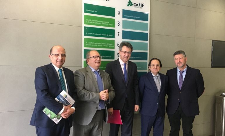 La delegación leonesa acudió al encuentro con el presidente de Adif en Madrid