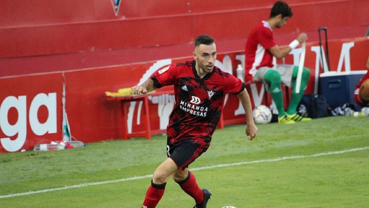 El delantero ribereño en las filas del CD Mirandés B, Alfredo Sualdea, repasa en la El Banquillo el duelo que le medirá a la Arandina, equipo de su tierra, en el play off
