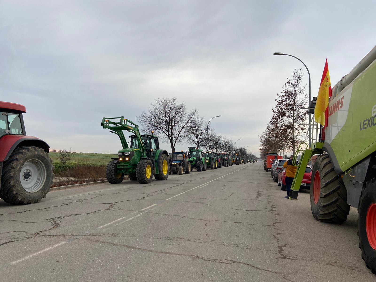 Los agricultores han estacionado los tractores en la vía