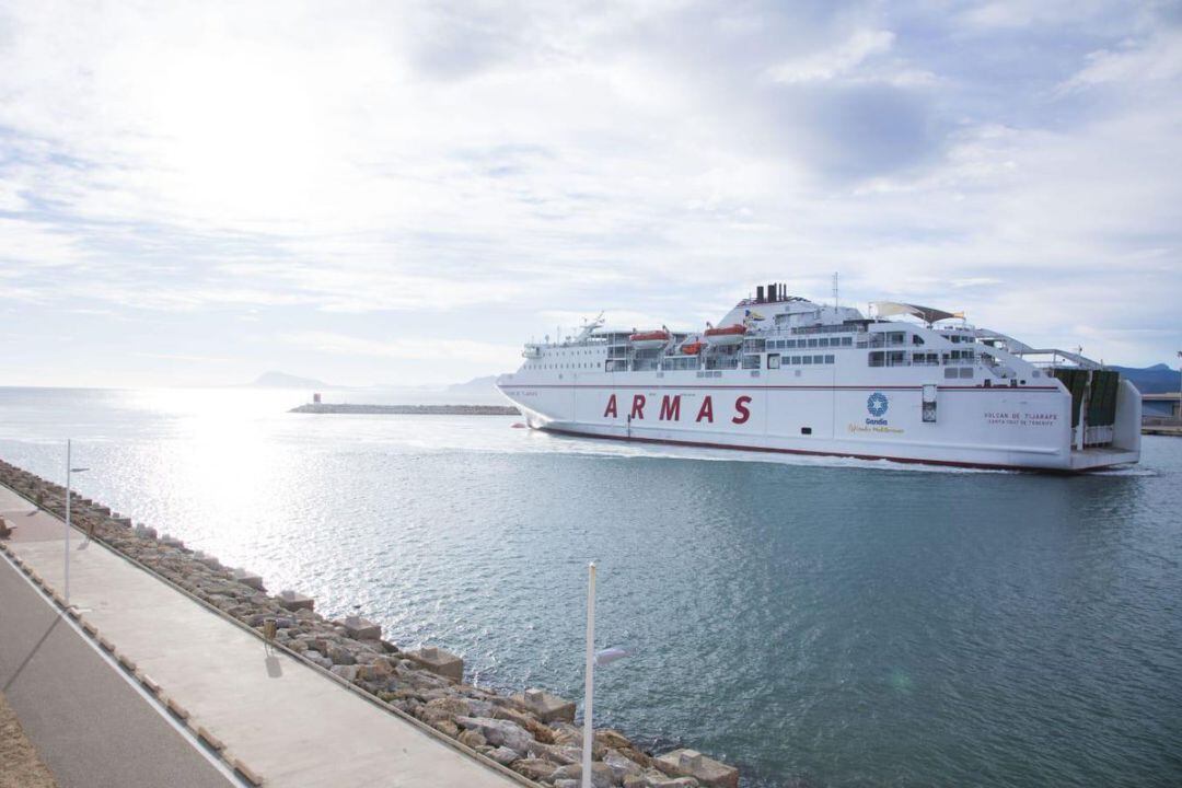 Barco que une Gandia con las Islas Baleares de la compañía Armas-Trasmediterránea. 