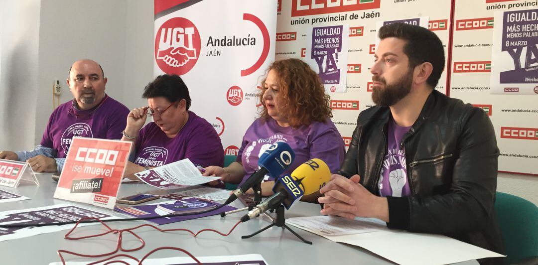 De izquierda a derecha, el secretario general de UGT Jaén, Manuel Salazar; la responsable del área de mujer de este sindicato, Inés Casado; Mar Torres, secretaria de la mujer de CCOO y Francisco Cantero, máximo responsable de Comisiones Obreras en la provincia.