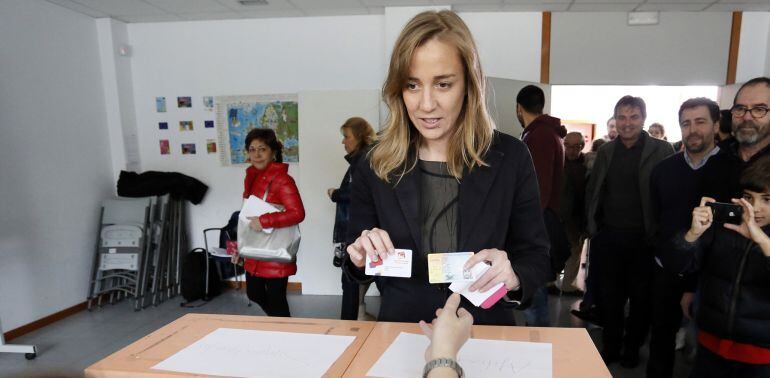 Tania Sanchez  (IU) votando  en Rivas VaciaMadrid en la jornada de primarias para elección de candidatos en las elecciones autonómicas de la CAM. KIKE PARA.