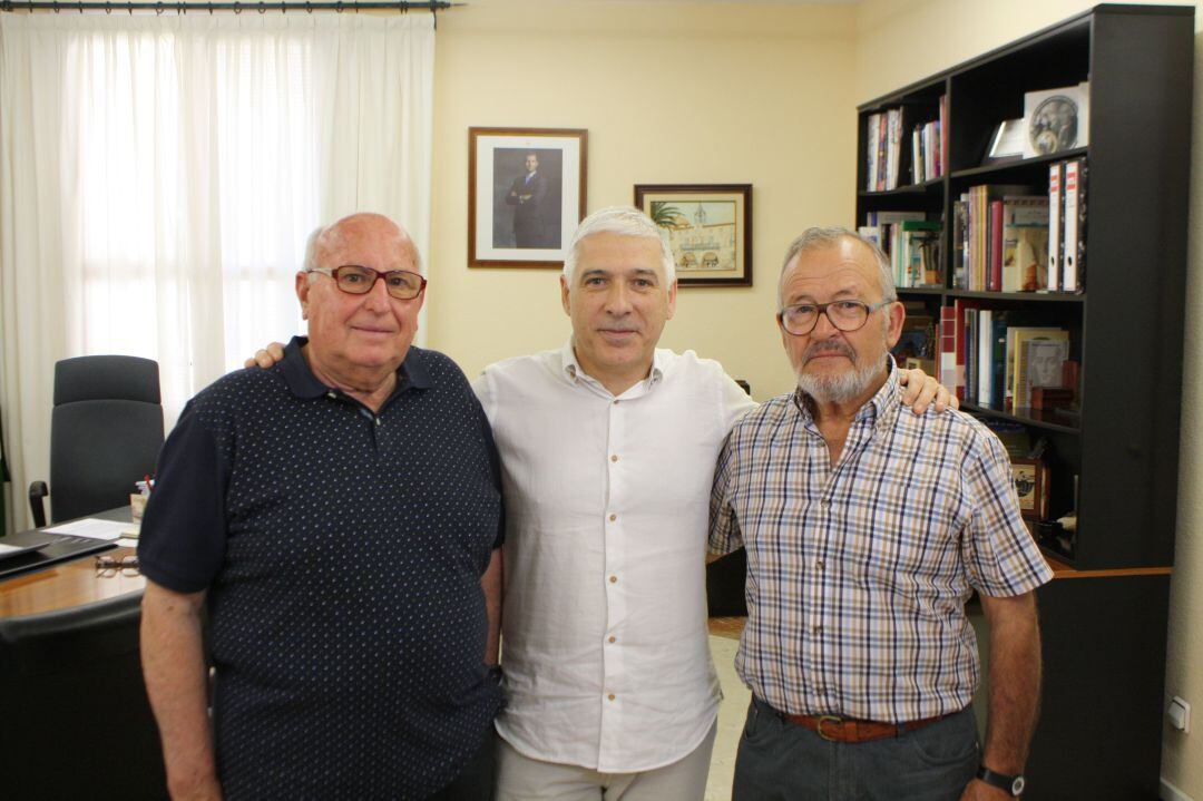 El ex alcalde junto a los actuales embajadores