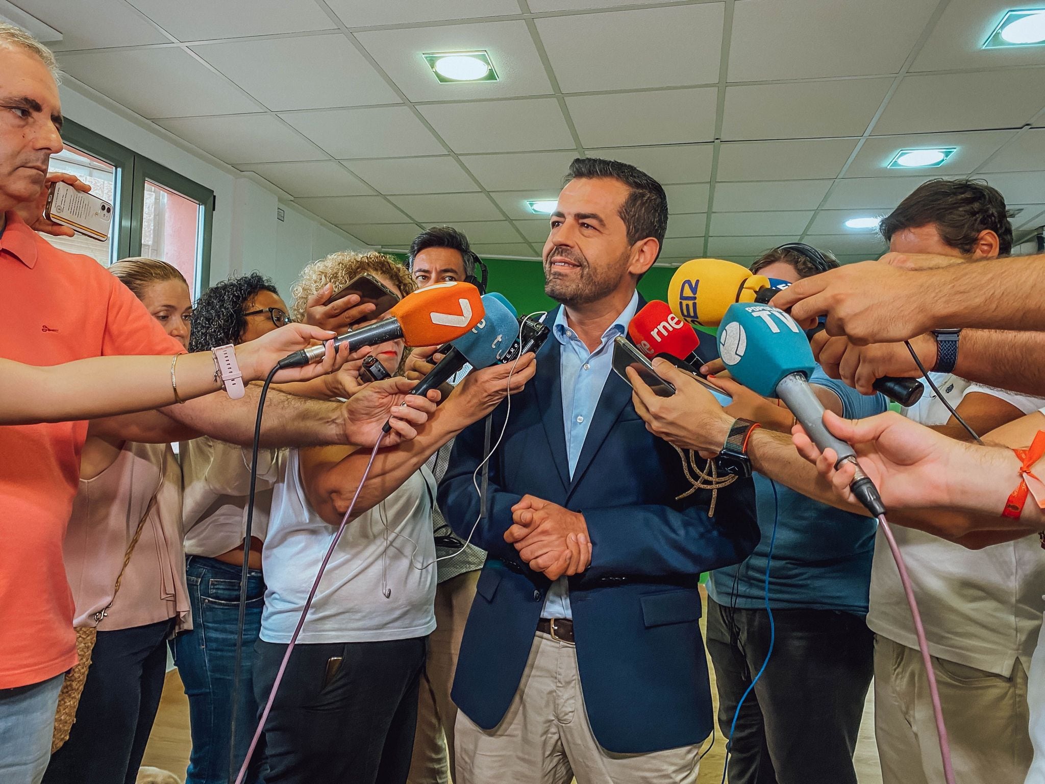 Rubén Martínez Alpáñez en la sede de Vox