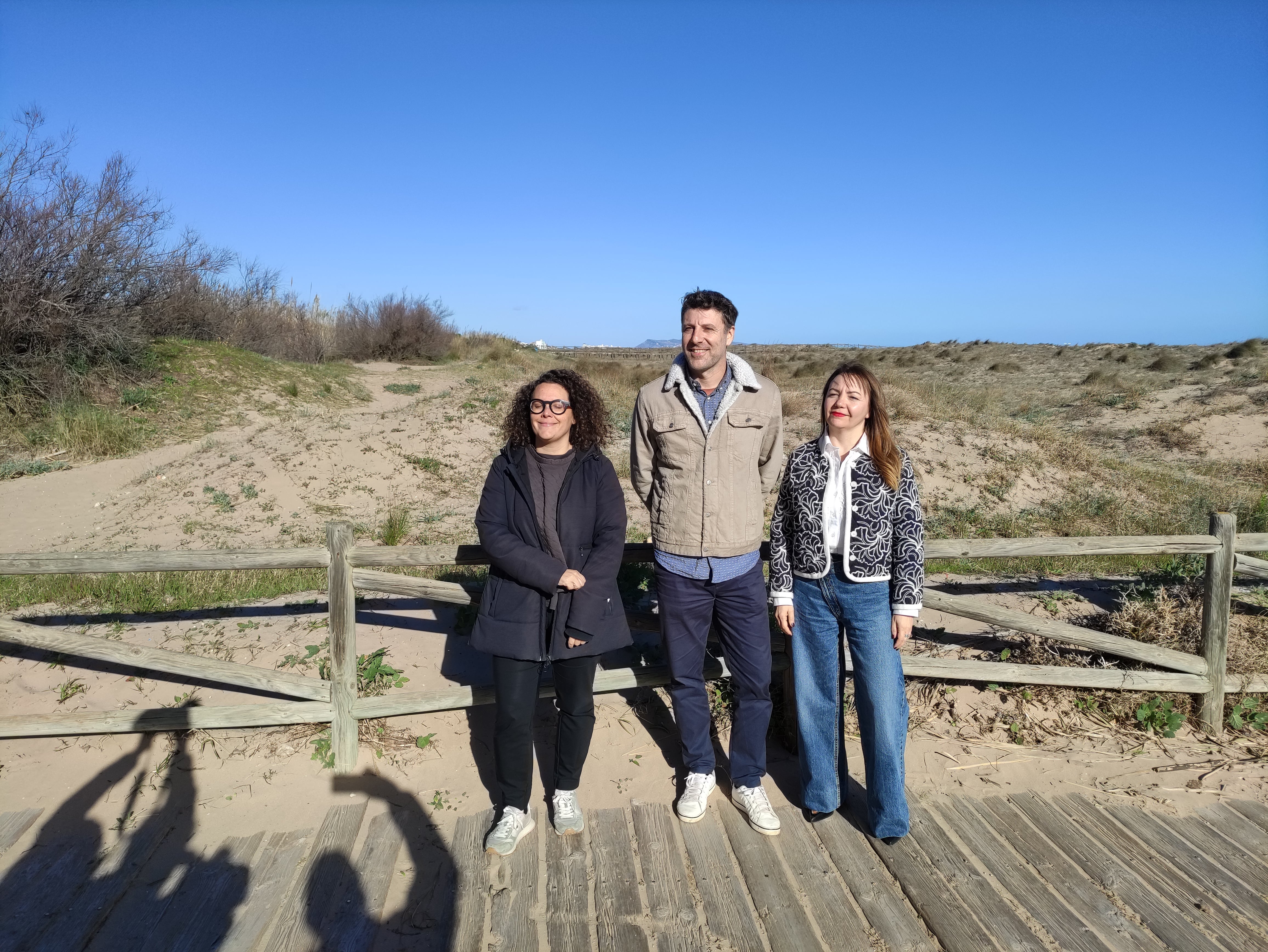 Izquierdo, Muñoz y Alonso en la visita esta mañana a la playa de l'Auir