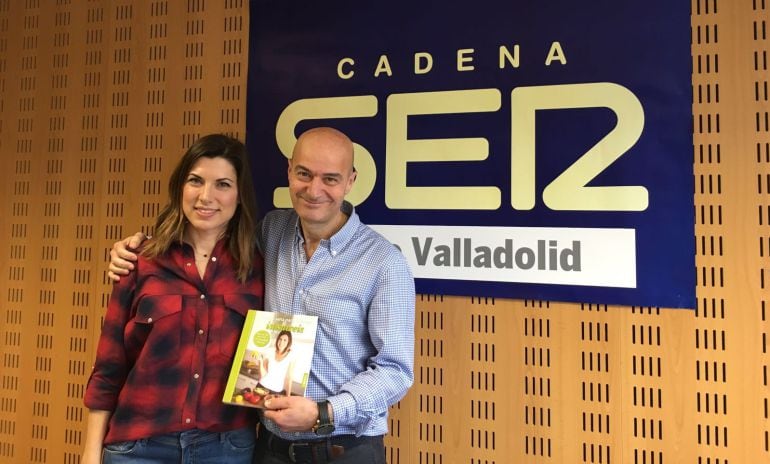 Isabel Llano, &#039;Isasaweis&#039;, junto a Carlos Flores en los estudios de la SER