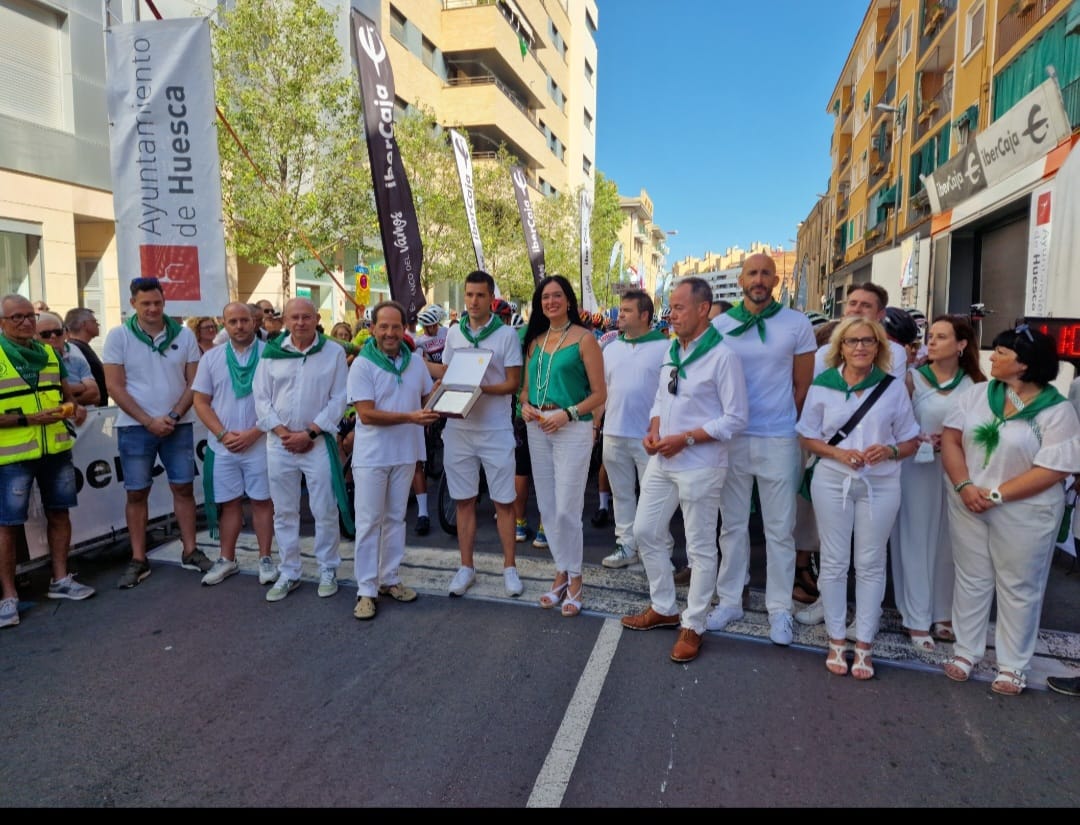 Radio Huesca recibió un homenaje de la organización en la salida