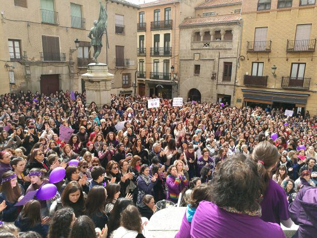 Imagen de una abarrotada Plaza de San Martín en la que predomina el color morado