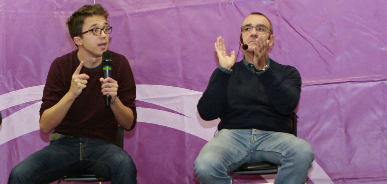 El secretario de Política de Podemos, Íñigo Errejón (c), junto al diputado balear Juan Pedro Yllanes.