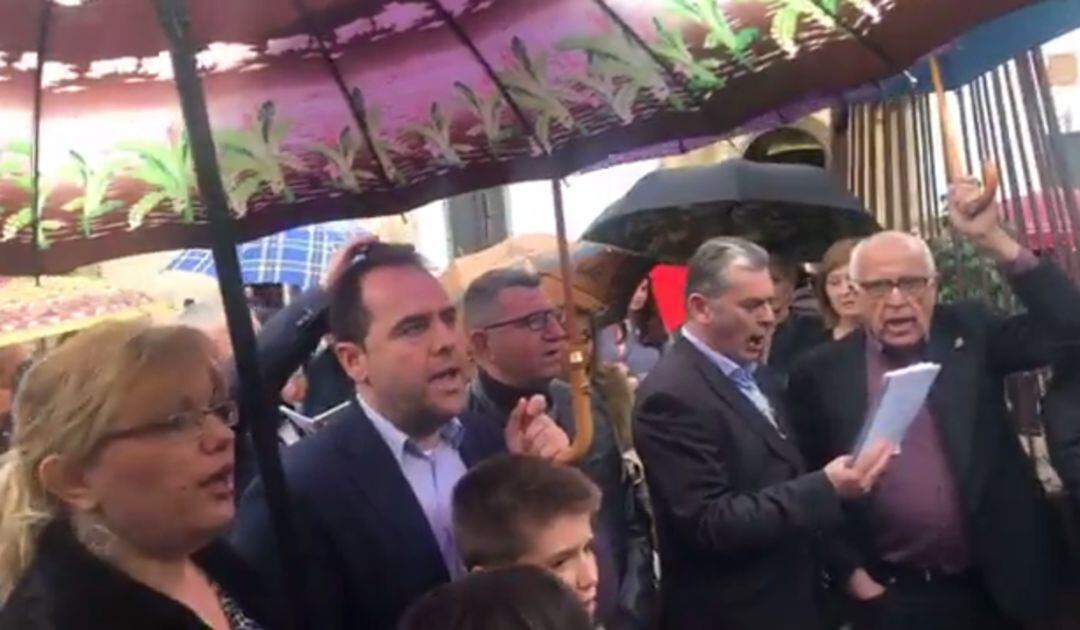 Campana de auroros a las puertas de la iglesia de Ntro. Padre Jesús (Murcia), en la tarde de Jueves Santo de 2019