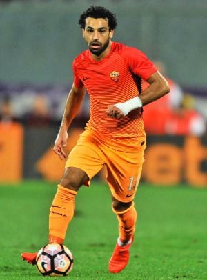 Salah viste la indumentaria de la Roma.